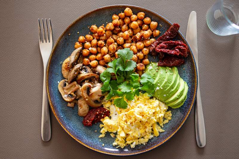 Brunch med kikærter, avocado, svampe og æg