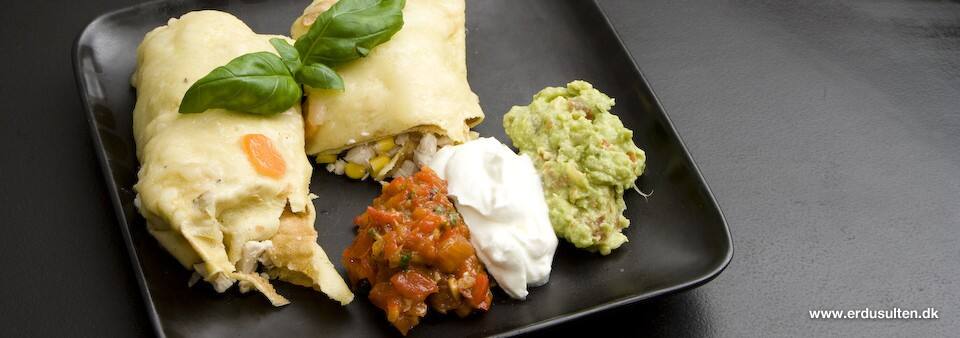 To enchiladas i lyse farver på sort tallerken med rød salsa, hvid creme og grøn guacamole.
