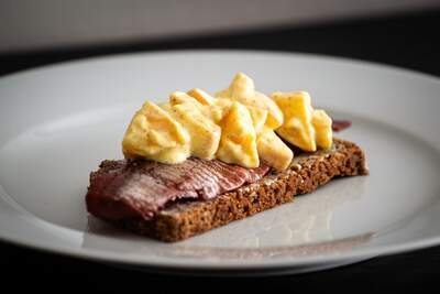 Billede af karrysalat på sildemad