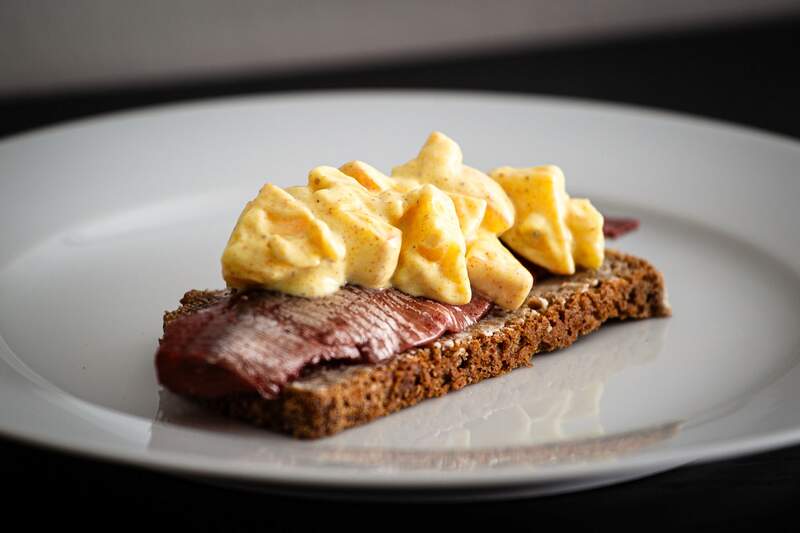 Billede af karrysalat på sildemad