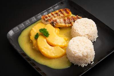 Billede af koteletter i fad med banan og ananas