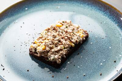 Billede af tunsalat på rugbrød