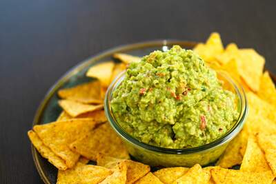 Billede af guacamole med nachos omkring