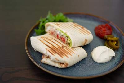 Billede af burrito med creme fraiche, salsa og jalapenos