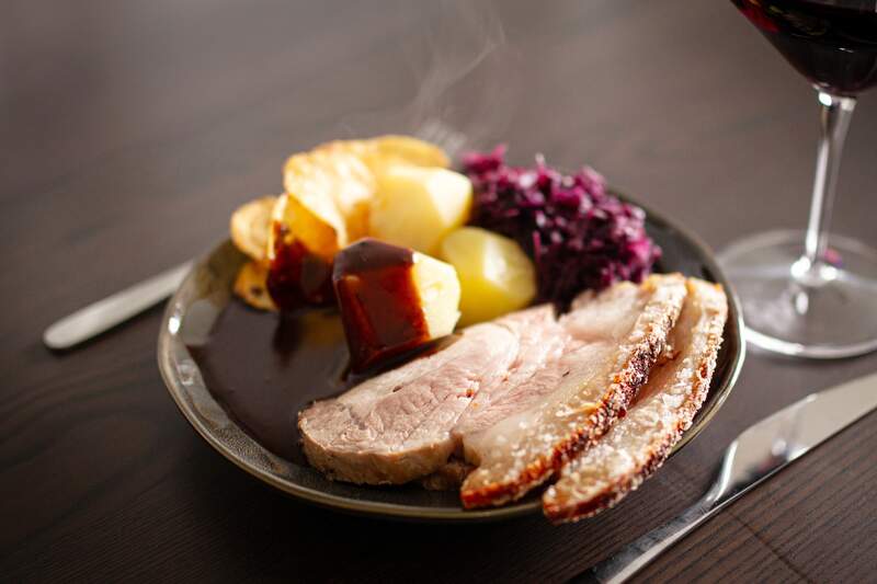 Billede af flæskesteg med kartofler og brun sovs