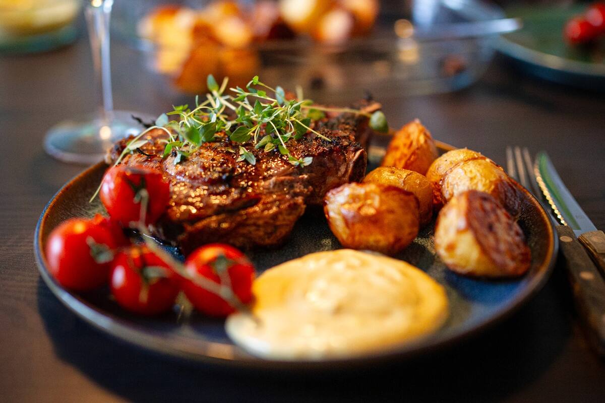 Billede af cote de beauf med bearnaise og ovnbagte kartofler