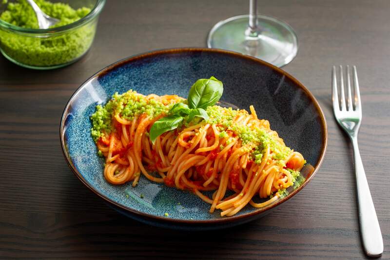 Billede af spaghetti med sauce af tomat, hvidvin og burrata