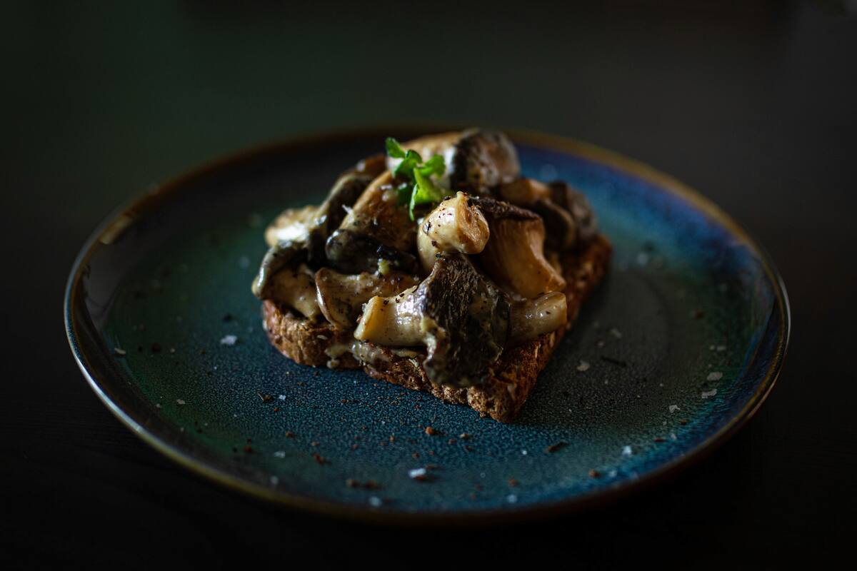 Billede af champignon på ristet brød