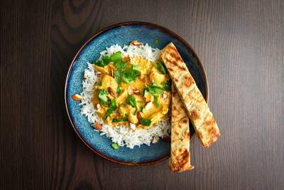 Billede af butter chicken med naanbrød