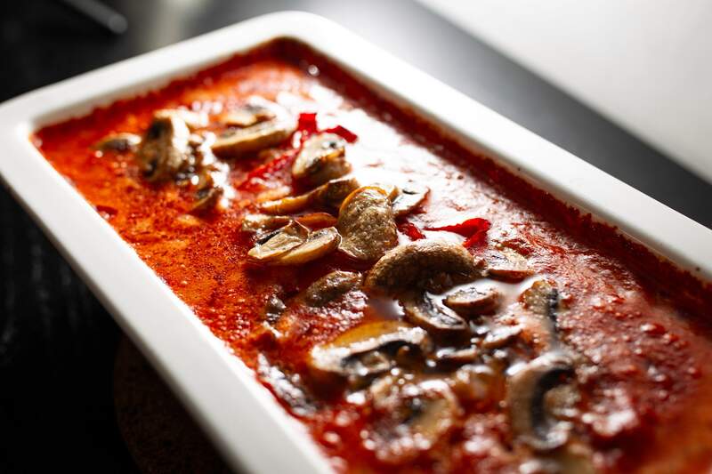 Billede af koteletter i fad med champignon og peberfrugt