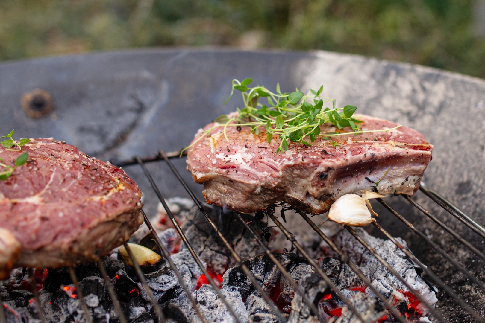 Trinbillede fra tilberedningen af Côte de boeuf med bearnaise og ovnbagte kartofler -