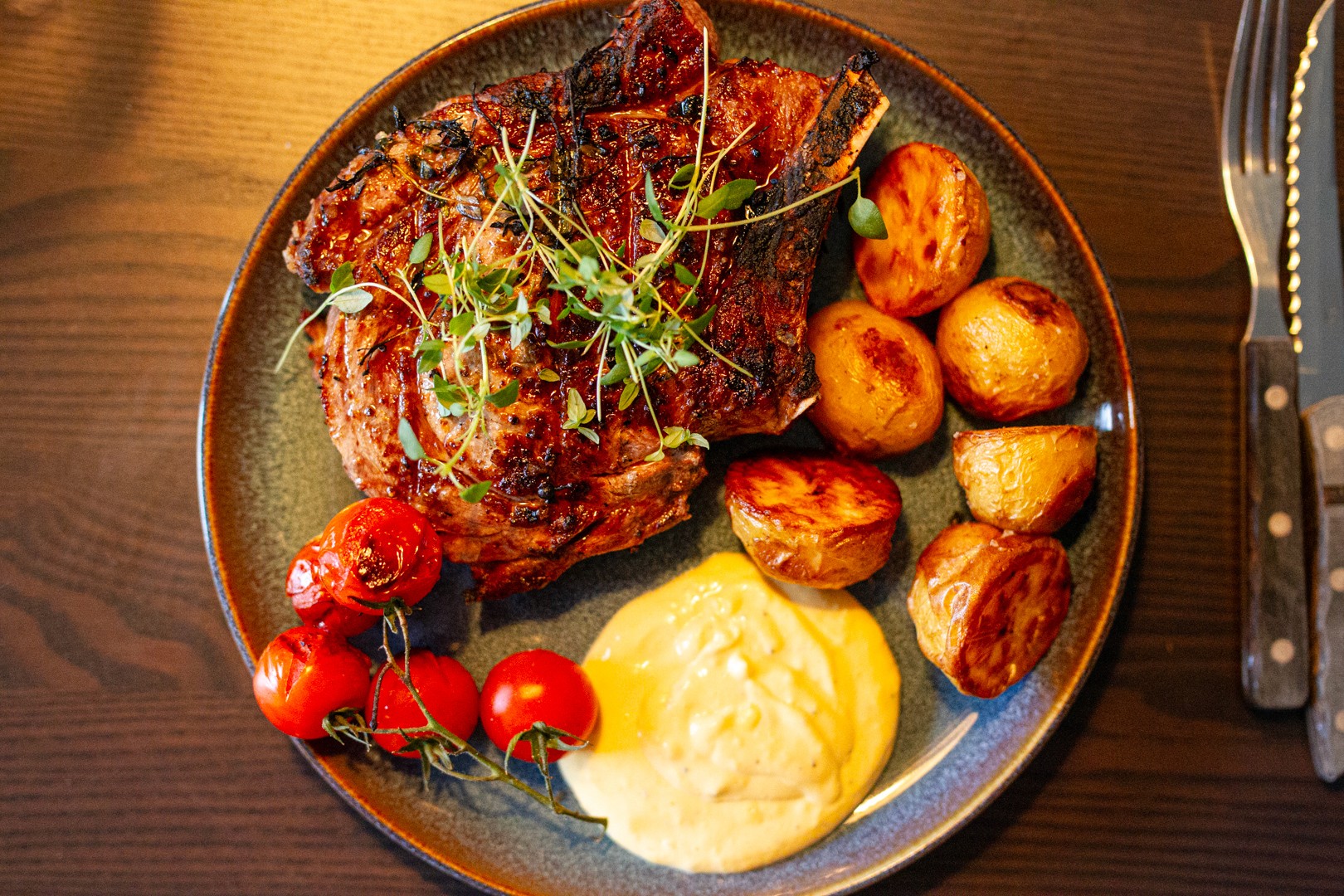 Trinbillede fra tilberedningen af Côte de boeuf med bearnaise og ovnbagte kartofler -