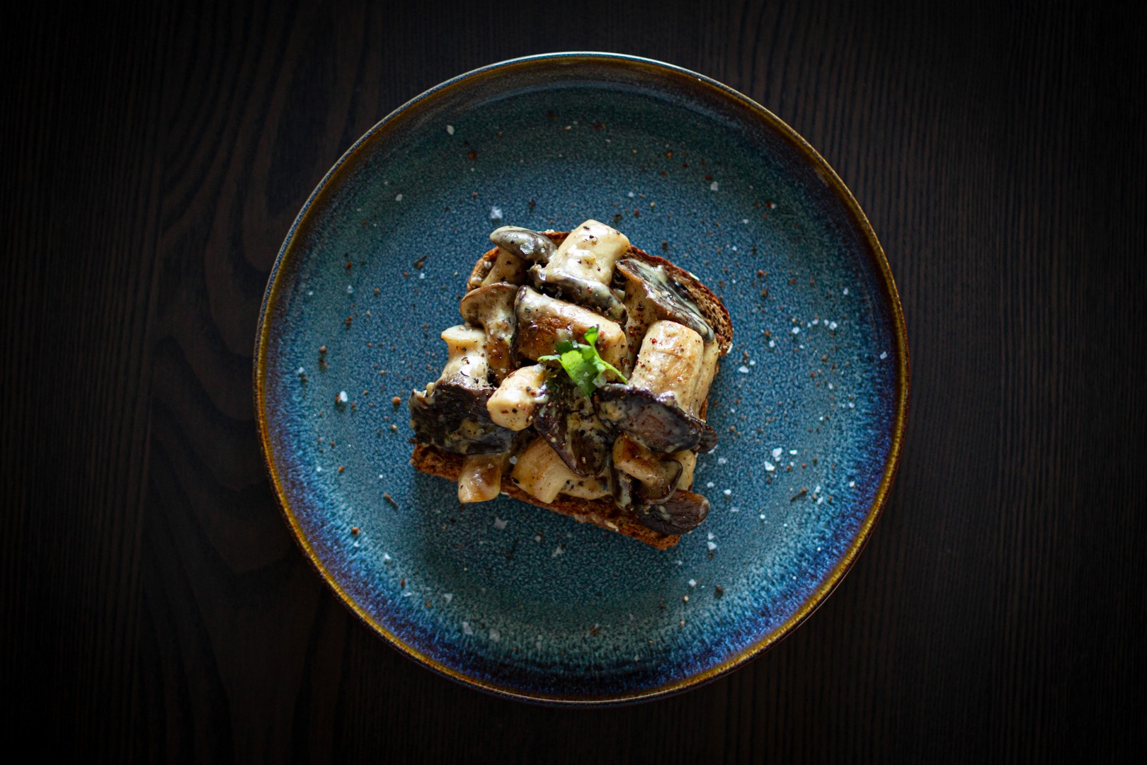 Trinbillede fra tilberedningen af Champignon på ristet brød med frisk persille og en smule fløde