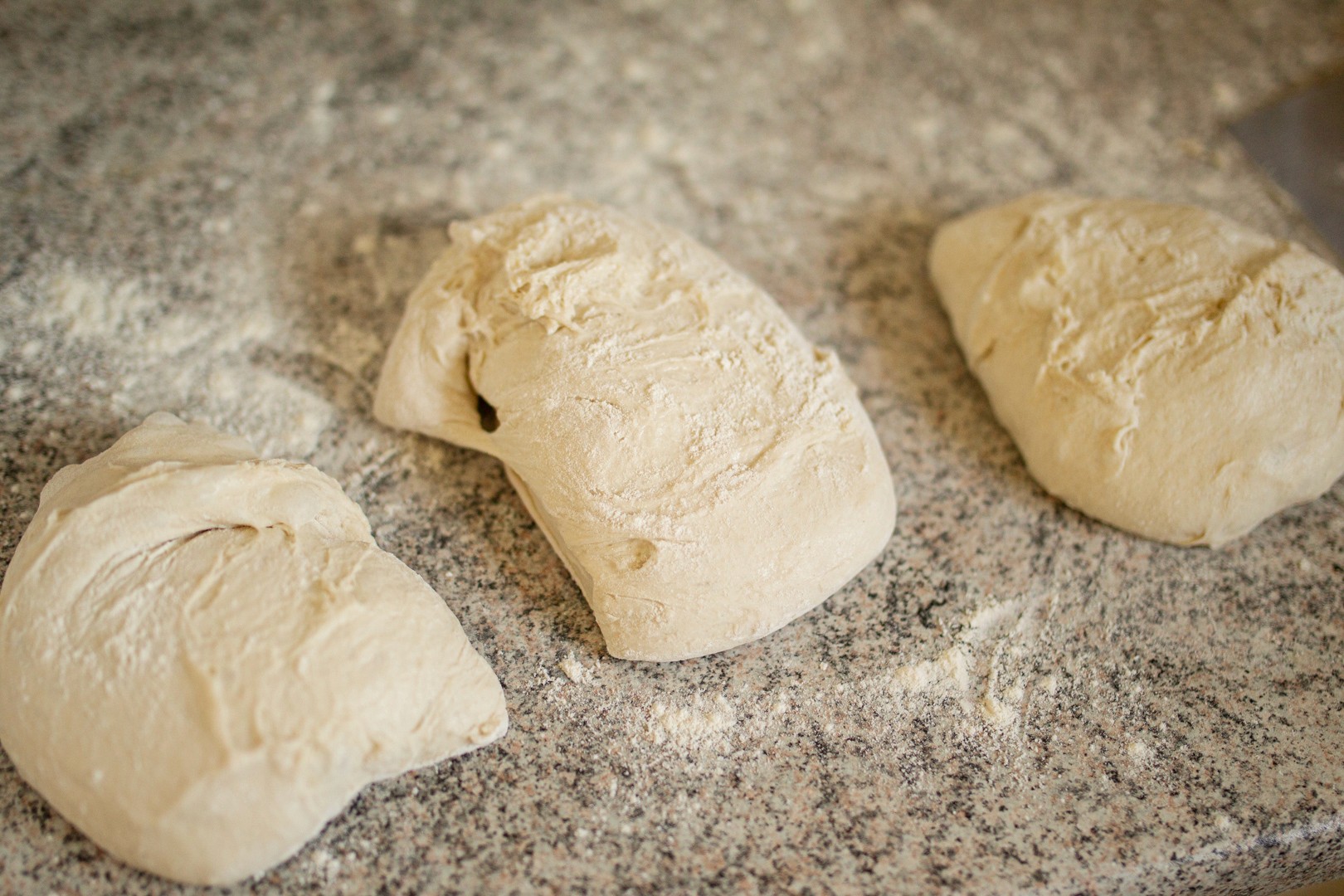 Trinbillede fra tilberedningen af Pizzadej på 7 timer til 3 personer