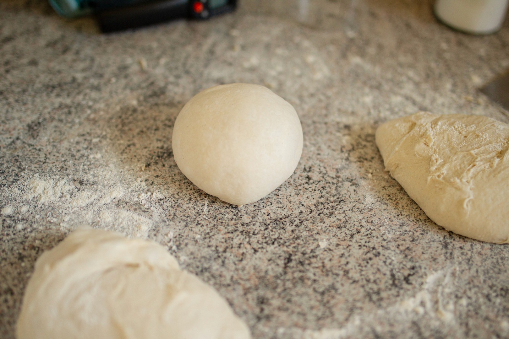 Trinbillede fra tilberedningen af Pizzadej på 7 timer til 3 personer