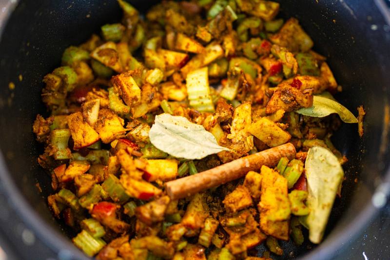 Billede fra tilberedningen af Mulligatawny suppe - plantebaseret og mættende