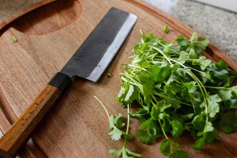 Billede fra tilberedningen af Zhoug - spicy grøn korianderpesto