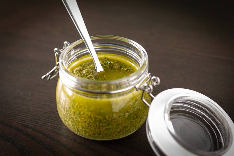 Billede fra tilberedningen af Zhoug - spicy grøn korianderpesto