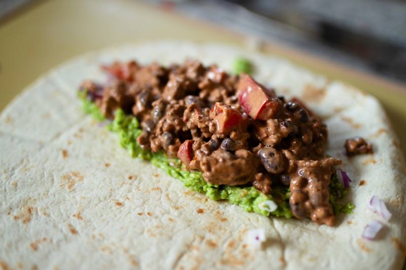 Billede fra tilberedningen af Burritos med oksekød, bønner og avocadomos