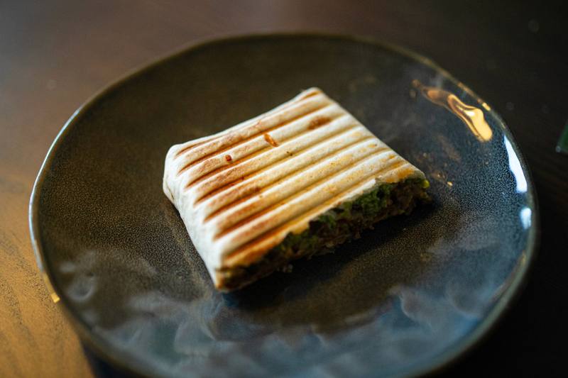 Billede fra tilberedningen af Burritos med oksekød, bønner og avocadomos