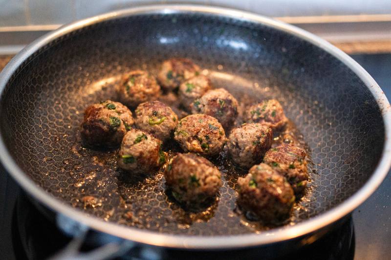 Billede fra tilberedningen af Italienske kødboller med friskhakket persille, hvidløg, parmesan og oliven