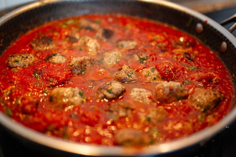 Billede fra tilberedningen af Italienske kødboller med friskhakket persille, hvidløg, parmesan og oliven