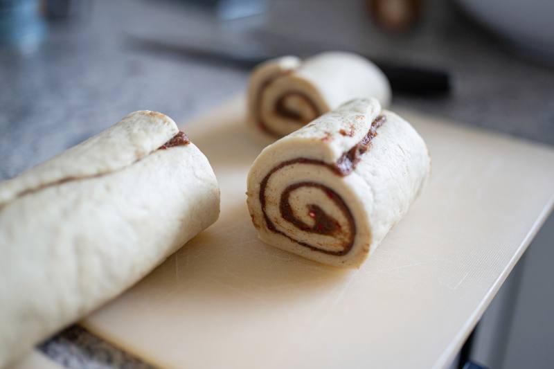 Billede fra tilberedningen af Kanelsnegle med jordbær og kardemomme