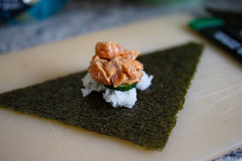 Billede fra tilberedningen af Onigiri med spicy tun og sesamris svøbt i nori-tang