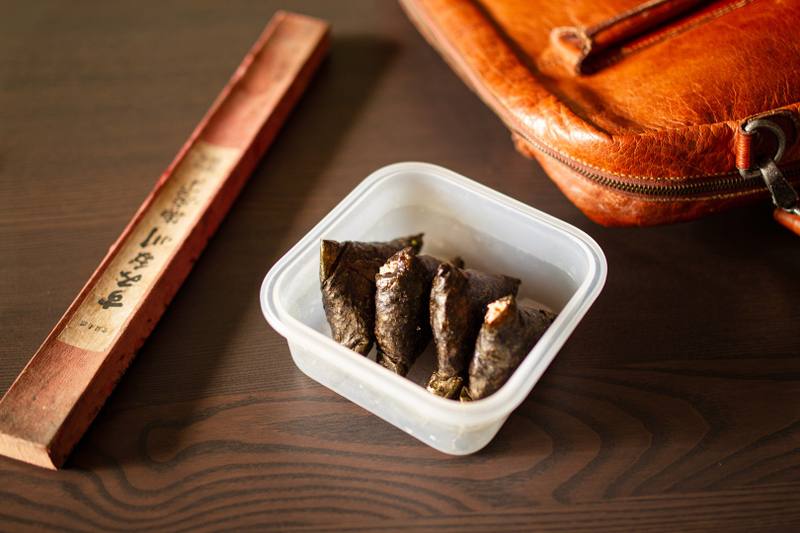 Billede fra tilberedningen af Onigiri med spicy tun og sesamris svøbt i nori-tang
