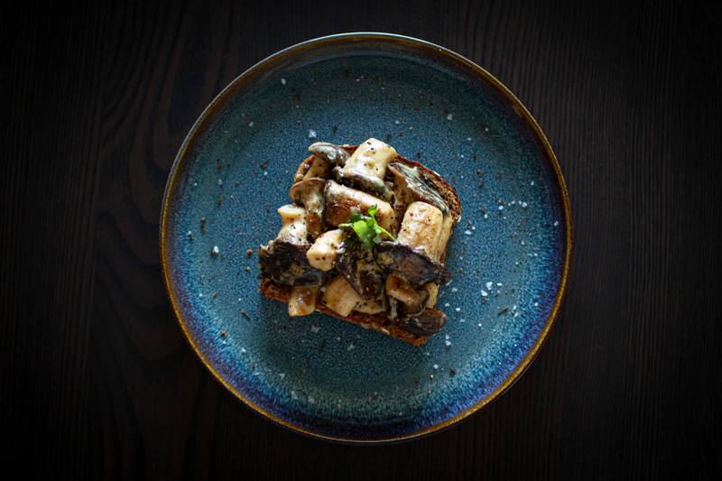 Billede fra tilberedningen af Champignon på ristet brød med frisk persille og en smule fløde