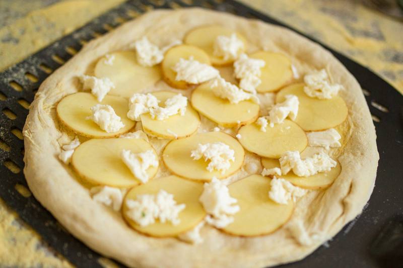 Billede fra tilberedningen af Kartoffelpizza med frisk timian, mozarella og parmesan