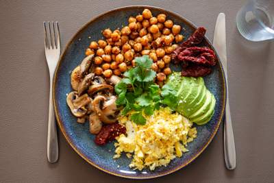 Brunch med kikærter, avocado, svampe og æg