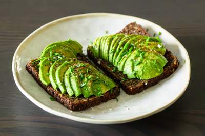 Avocado med citron og chili på rugbrød