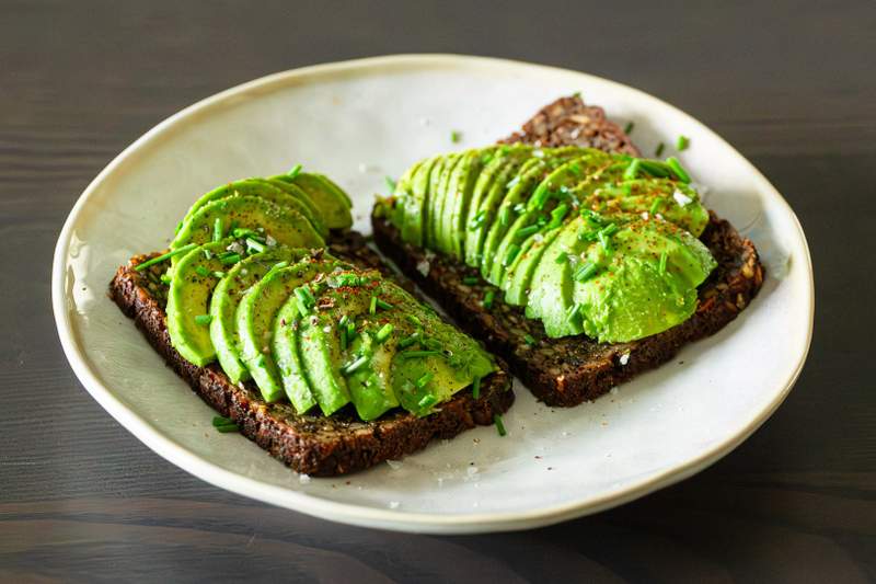 Avocado med citron og chili på rugbrød