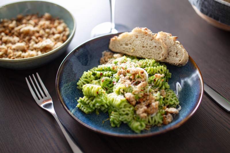 Billede af pasta med friske ærteskud