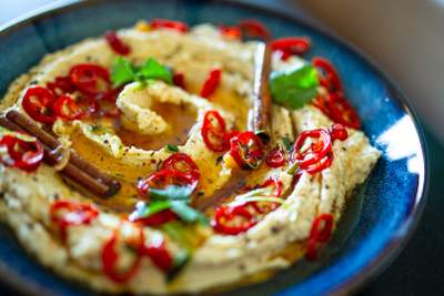 Billede af hummus med citron, hvidløg og chili