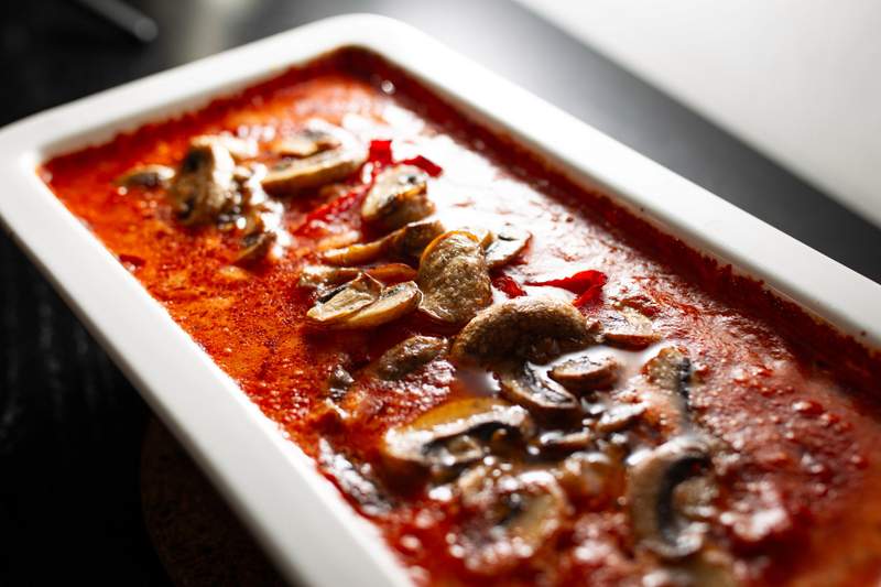 Billede af koteletter i fad med champignon og peberfrugt